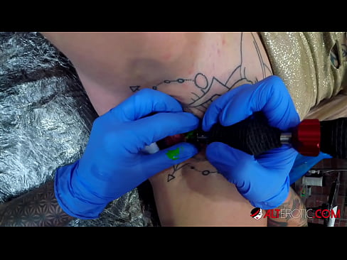 ❤️ Extremadamente tatuado hottie Sully Savage consiguió un tatuaje en su clítoris ️❌ Super sexo en es.pornjk.ru ❌️